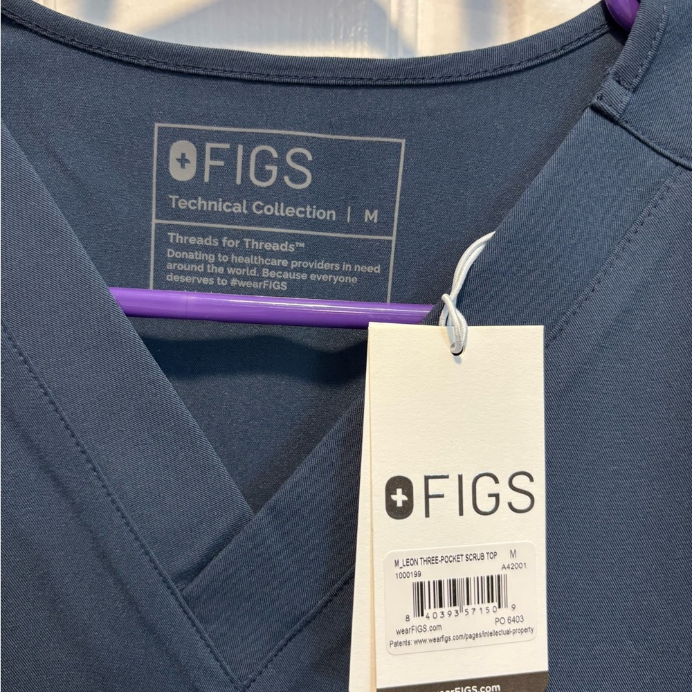 NWT Figs Leon 3 pocket Scrub Top Dark Harbor - Picture 2 of 4